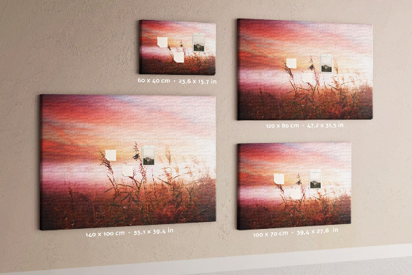 Korktafel mit Motiv Sonnenuntergang über einem grasbewachsenen Feld
