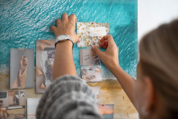 Korkbild mit Motiv Strand, Wellen und Fußspuren