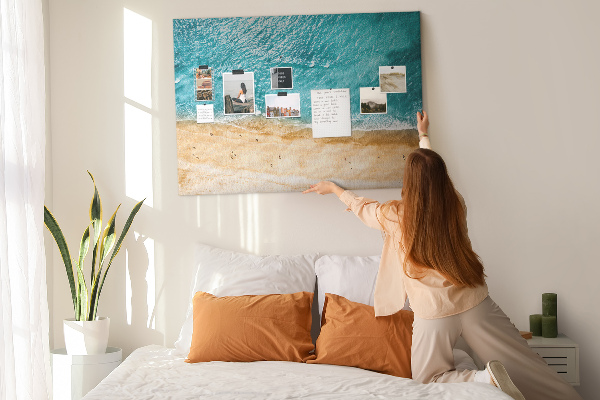 Korkbild mit Motiv Strand, Wellen und Fußspuren