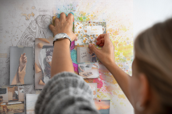 Korkbild Gehirn in Farben mit kreativem Hintergrund