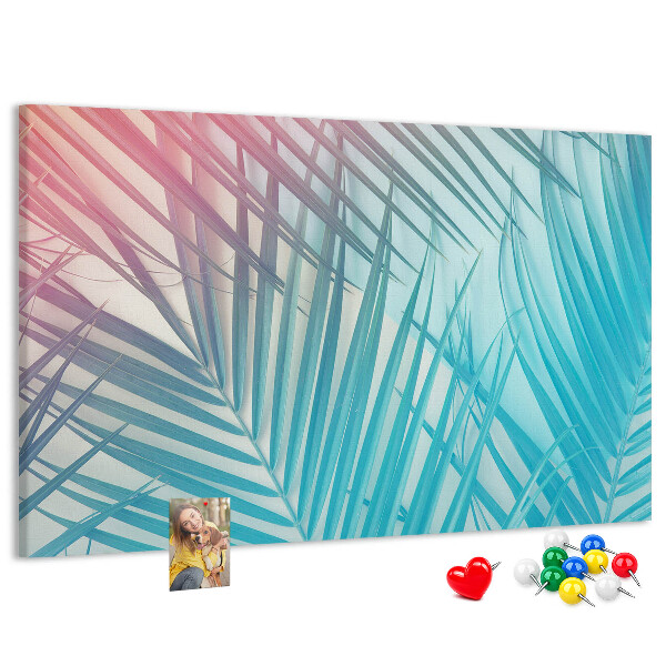 Korktafel mit Motiv tropische Blätter auf pastellfarbenem Hintergrund