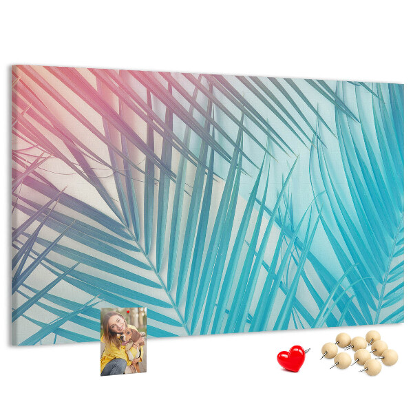 Korktafel mit Motiv tropische Blätter auf pastellfarbenem Hintergrund