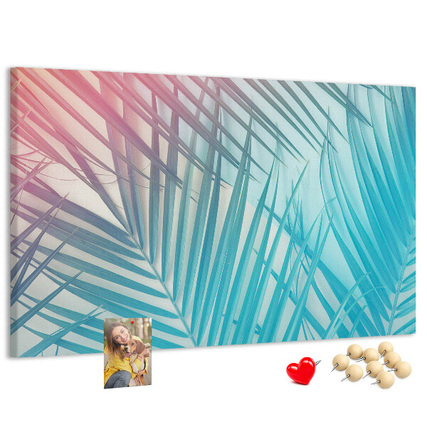 Korktafel mit Motiv tropische Blätter auf pastellfarbenem Hintergrund