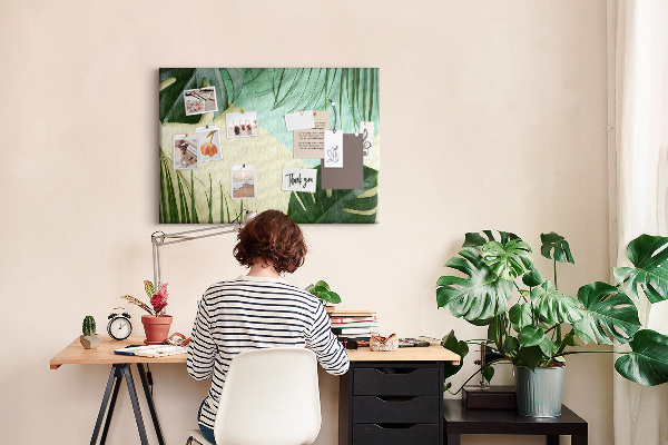 Kork-Pinnwand mit Motiv tropische Blätter auf pastellfarbenem Hintergrund