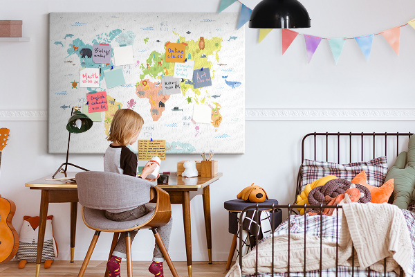 Weltkarte mit Tierillustrationen auf Korkrückwand