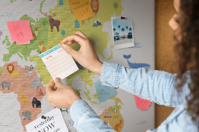 Weltkarte mit Tierillustrationen auf Korkrückwand