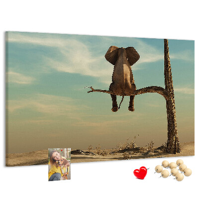Korktafel mit Motiv Elefant auf einem Ast in einer Wüstenlandschaft