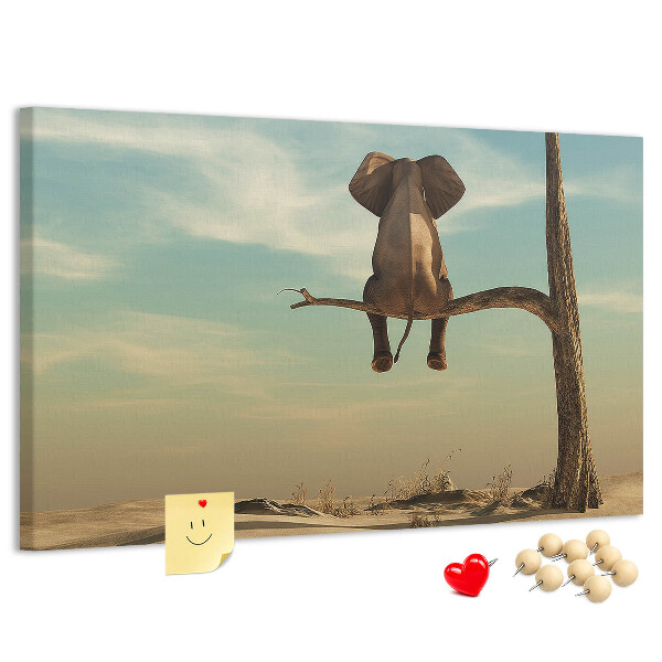 Korktafel mit Motiv Elefant auf einem Ast in einer Wüstenlandschaft