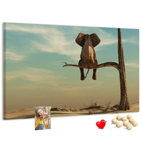 Korktafel mit Motiv Elefant auf einem Ast in einer Wüstenlandschaft