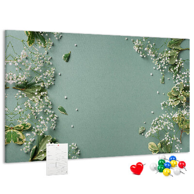 Kork-Pinnwand mit Blumenmuster auf grünem Hintergrund