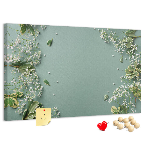 Kork-Pinnwand mit Blumenmuster auf grünem Hintergrund