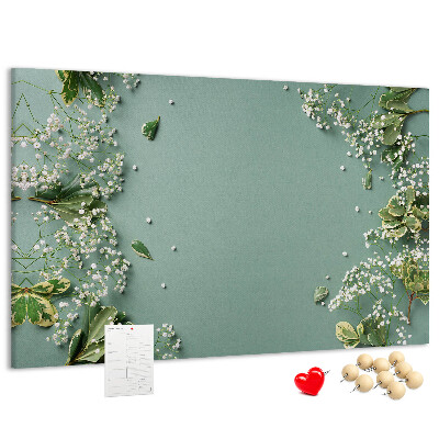 Kork-Pinnwand mit Blumenmuster auf grünem Hintergrund