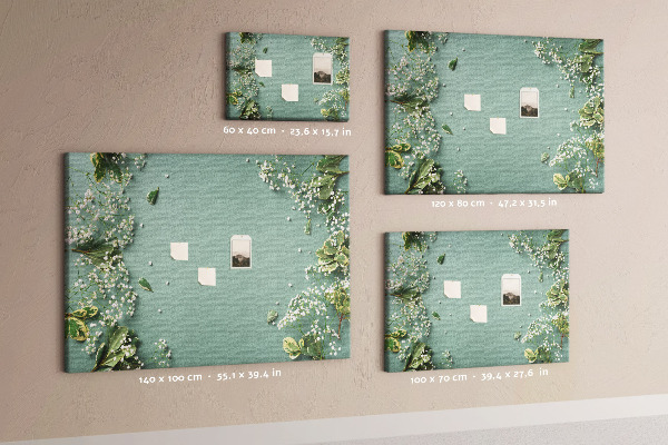 Kork-Pinnwand mit Blumenmuster auf grünem Hintergrund