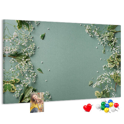 Kork-Pinnwand mit Blumenmuster auf grünem Hintergrund