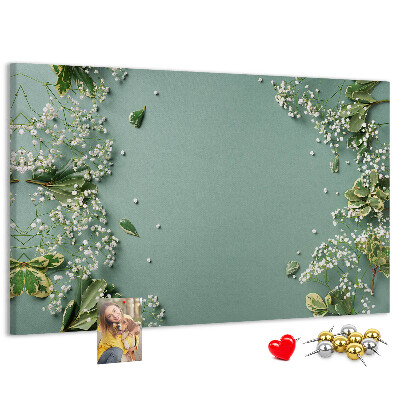 Kork-Pinnwand mit Blumenmuster auf grünem Hintergrund