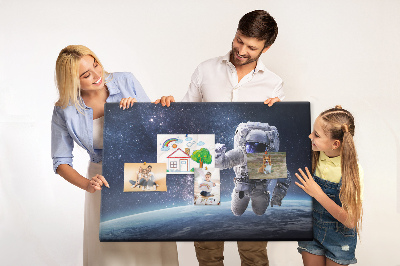 Korktafel mit Motiv Astronaut im Weltraum