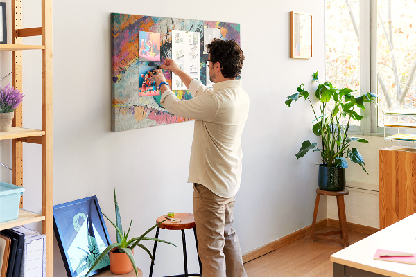 Wandbild mit Korkrückwand farbenfrohes Auge mit dynamischen Pinselstrichen