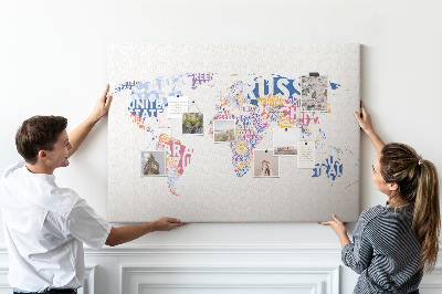 Korktafel mit Weltkarte und Ländernamen