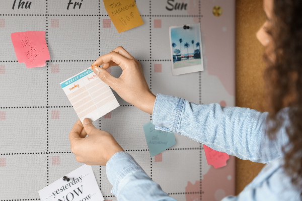 Monatsplaner mit Korkrückwand in eleganten Pastellfarben