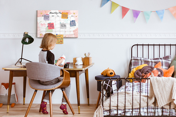 Monatsplaner mit Korkrückwand in eleganten Pastellfarben