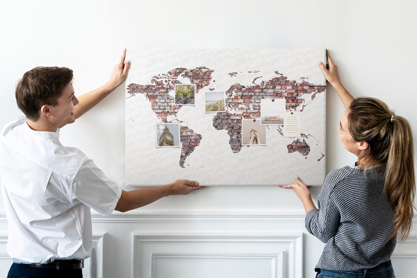 Korkbild die Welt vor dem Hintergrund einer Backsteinmauer