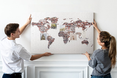 Korkbild die Welt vor dem Hintergrund einer Backsteinmauer