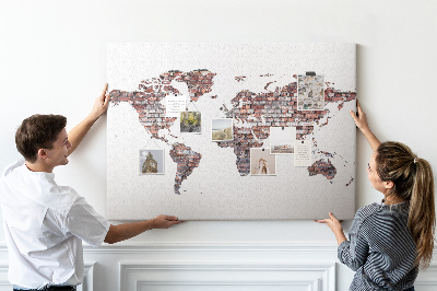 Korkbild die Welt vor dem Hintergrund einer Backsteinmauer