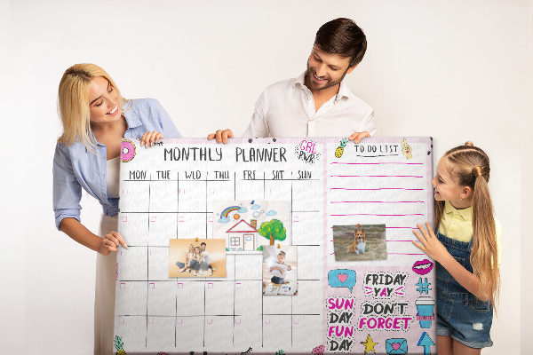 Korktafel bunter Monatsplaner mit Motiven