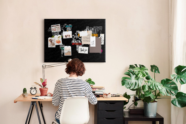 Weltkarte mit Korkrückwand mit motivierenden Slogans
