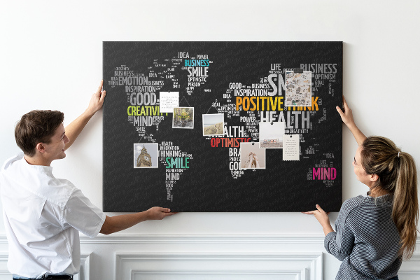 Weltkarte mit Korkrückwand mit motivierenden Slogans