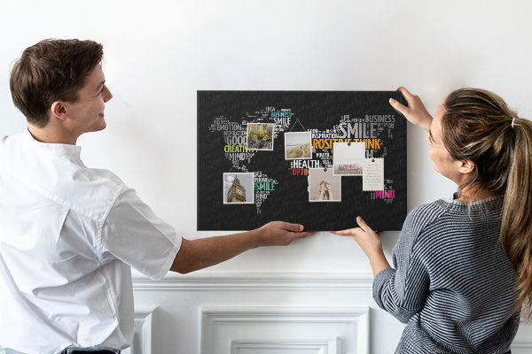 Weltkarte mit Korkrückwand mit motivierenden Slogans