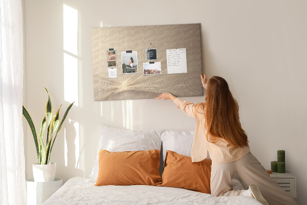 Bild mit Korkrückwand zarte Linien in Beigetönen