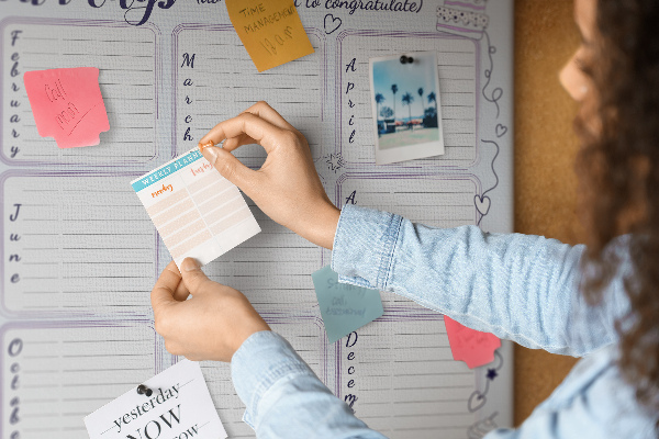 Korktafel Geburtstagskalender mit farbigen Akzenten