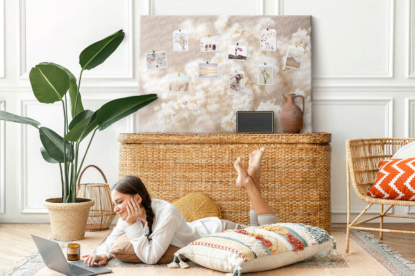 Kork-Pinnwand mit Motiv zarte weiße Blüten auf neutralem Hintergrund