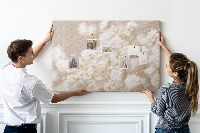 Kork-Pinnwand mit Motiv zarte weiße Blüten auf neutralem Hintergrund