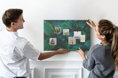 Korkbild mit tropischen Blättern auf dunklem Hintergrund