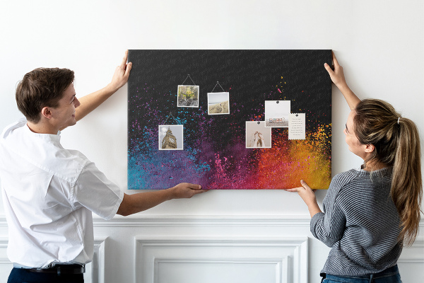 Bild mit Korkrückwand eine Farbexplosion auf schwarzem Hintergrund