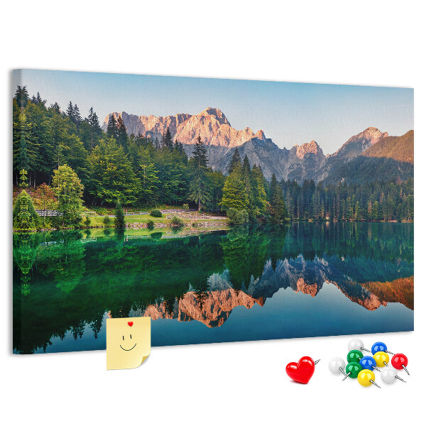 Kork-Pinnwand mit Berglandschaft und See-Spiegelung