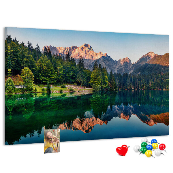 Kork-Pinnwand mit Berglandschaft und See-Spiegelung