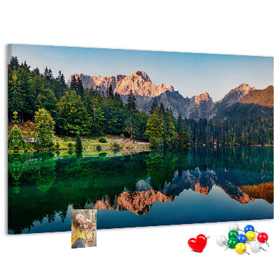 Kork-Pinnwand mit Berglandschaft und See-Spiegelung