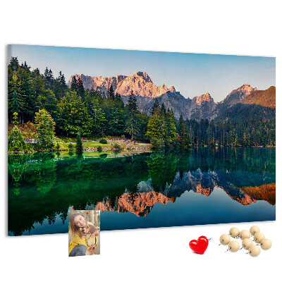 Kork-Pinnwand mit Berglandschaft und See-Spiegelung