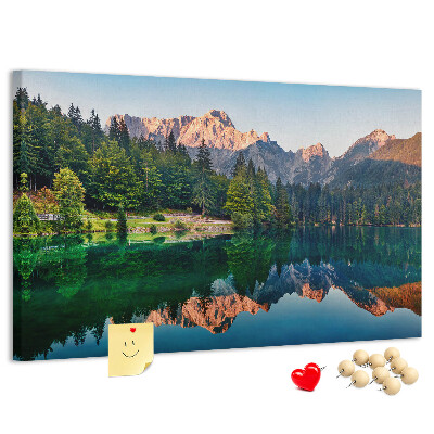 Kork-Pinnwand mit Berglandschaft und See-Spiegelung
