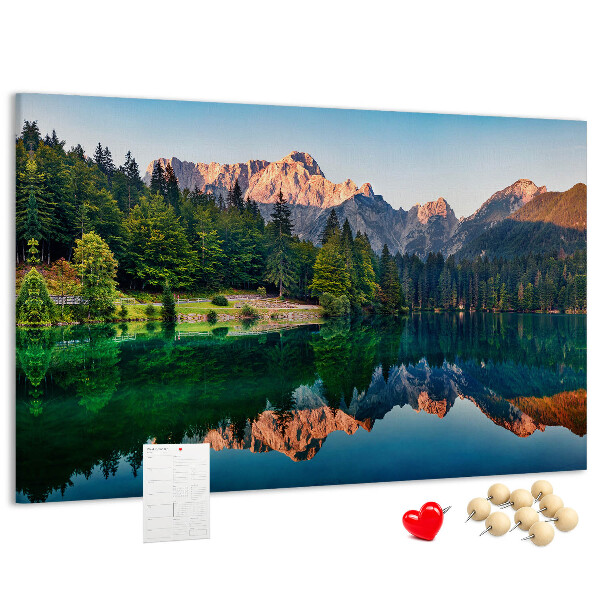 Kork-Pinnwand mit Berglandschaft und See-Spiegelung