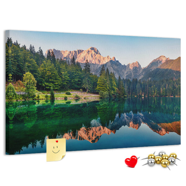 Kork-Pinnwand mit Berglandschaft und See-Spiegelung