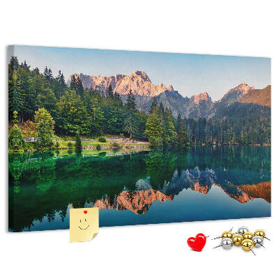 Kork-Pinnwand mit Berglandschaft und See-Spiegelung