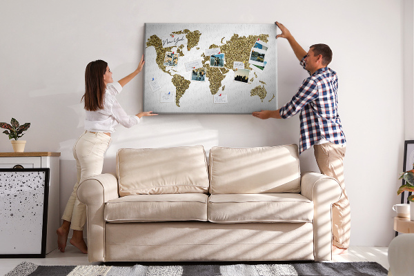 Weltkarte mit Korkrückwand goldenes Design auf weißem Hintergrund