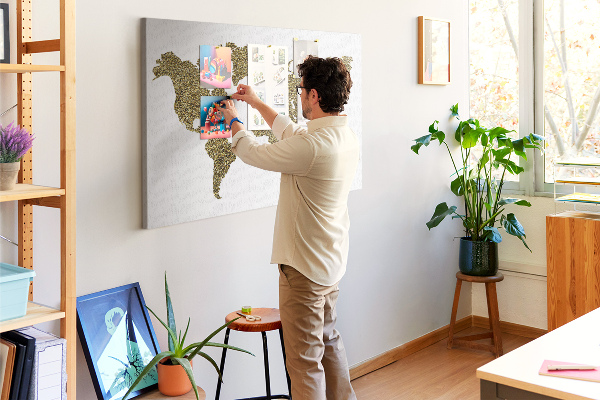 Weltkarte mit Korkrückwand goldenes Design auf weißem Hintergrund