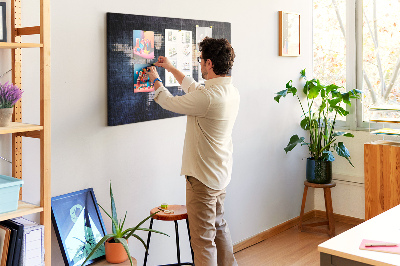 Korktafel mit stilisierter, pixeliger Weltkarte