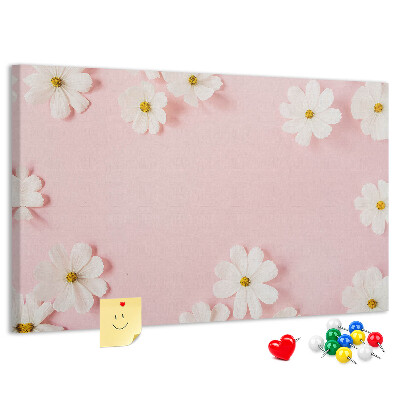 Kork-Pinnwand mit Blumenmuster auf rosa Hintergrund