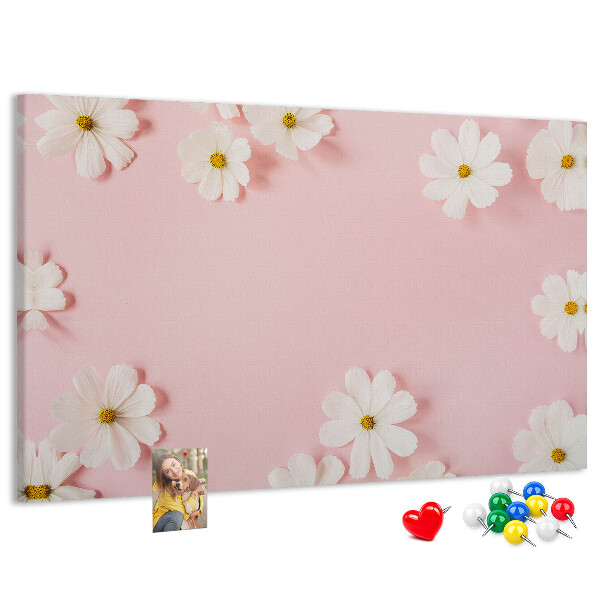 Kork-Pinnwand mit Blumenmuster auf rosa Hintergrund